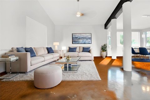 House in Miami, Florida 6 bedrooms, 472.32 sq.m. № 1951568 - photo 11