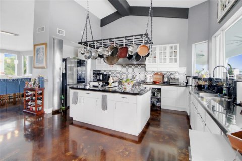 House in Miami, Florida 6 bedrooms, 472.32 sq.m. № 1951568 - photo 10