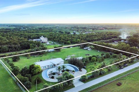 House in Miami, Florida 6 bedrooms, 472.32 sq.m. № 1951568 - photo 4