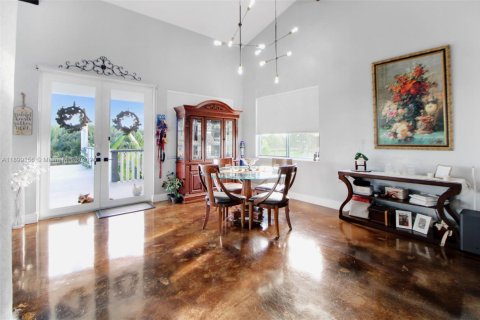 House in Miami, Florida 6 bedrooms, 472.32 sq.m. № 1951568 - photo 12