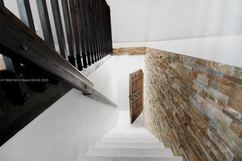 House in Miami, Florida 6 bedrooms, 472.32 sq.m. № 1951568 - photo 26