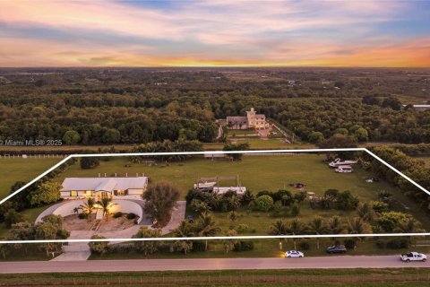 House in Miami, Florida 6 bedrooms, 472.32 sq.m. № 1951568 - photo 1