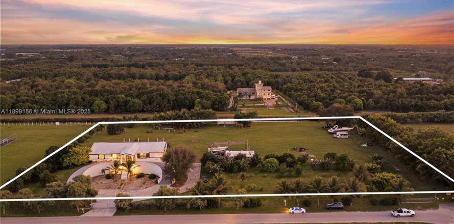 House in Miami, Florida 6 bedrooms, 472.32 sq.m. № 1951568