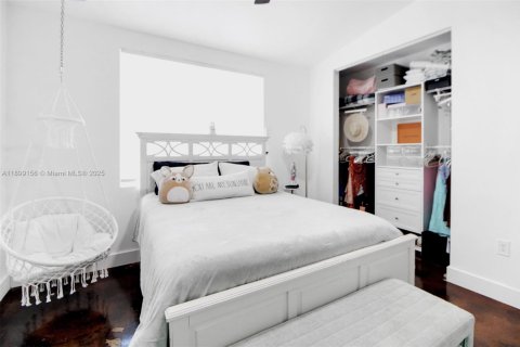 House in Miami, Florida 6 bedrooms, 472.32 sq.m. № 1951568 - photo 22