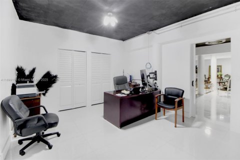 House in Miami, Florida 6 bedrooms, 472.32 sq.m. № 1951568 - photo 29