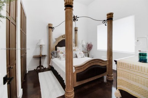 House in Miami, Florida 6 bedrooms, 472.32 sq.m. № 1951568 - photo 25