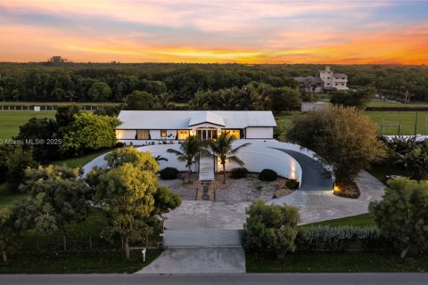 House in Miami, Florida 6 bedrooms, 472.32 sq.m. № 1951568 - photo 3