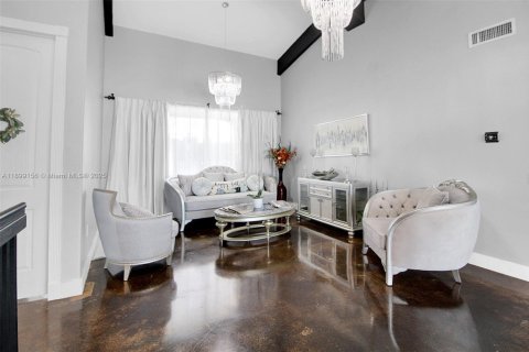 House in Miami, Florida 6 bedrooms, 472.32 sq.m. № 1951568 - photo 6