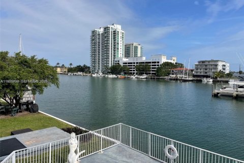 Apartment in North Bay Village, Florida 1 bedroom, 60.39 sq.m. № 2009708 - photo 7