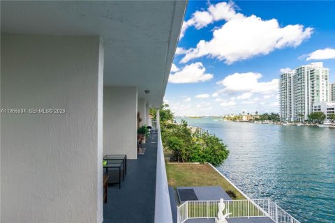 Apartment in North Bay Village, Florida 1 bedroom, 60.39 sq.m. № 2009708 - photo 2