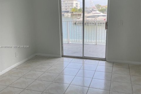 Apartment in North Bay Village, Florida 1 bedroom, 60.39 sq.m. № 2009708 - photo 4