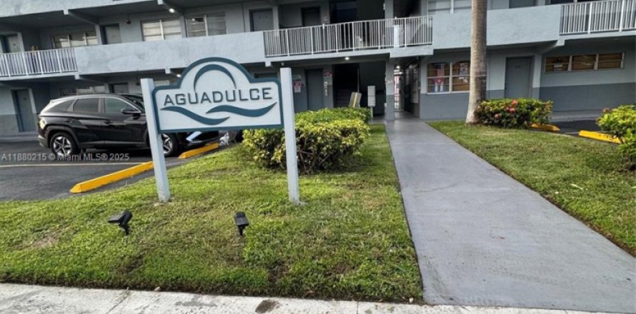 Кондоминиум с 2 спальнями в Суитуотер, Флорида № 1932132