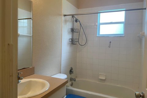 House in North Port, Florida 3 bedrooms, 141.58 sq.m. № 2275548 - photo 13