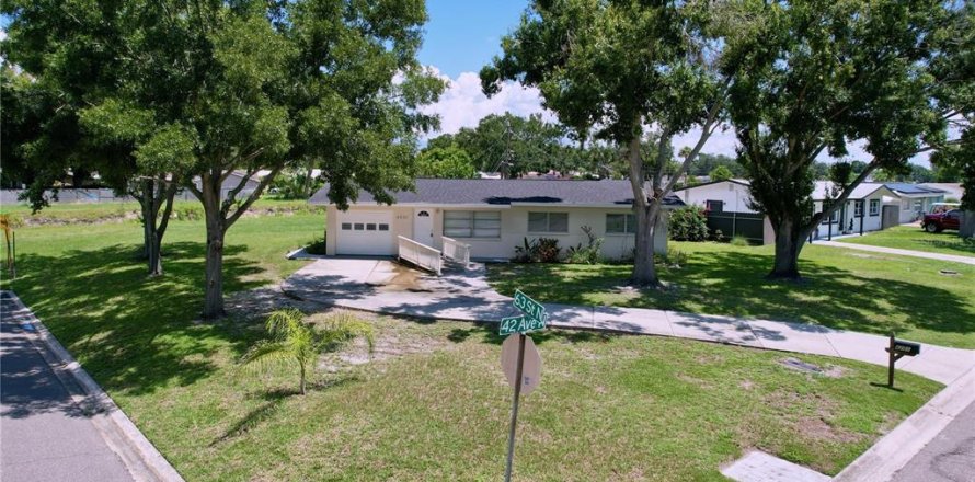 Casa en Kenneth City, Florida 3 dormitorios, 129.04 m2 № 1906396