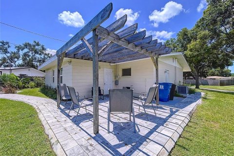 House in Kenneth City, Florida 3 bedrooms, 129.04 sq.m. № 1906396 - photo 3