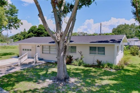 House in Kenneth City, Florida 3 bedrooms, 129.04 sq.m. № 1906396 - photo 2