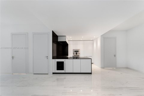 Condo in Miami, Florida, 2 bedrooms  № 2026156 - photo 9