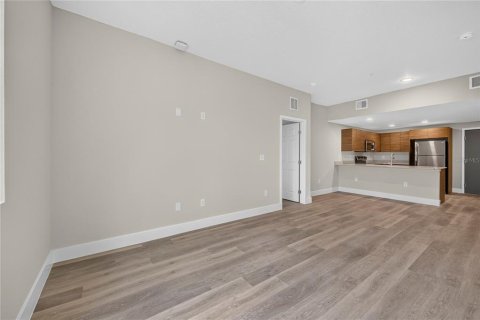 Condo in Orlando, Florida, 2 bedrooms № 2284545 - photo 2