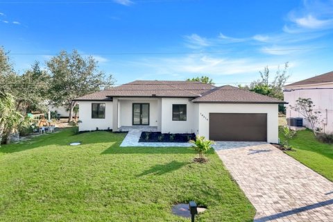 House in Port Charlotte, Florida 3 bedrooms, 160.35 sq.m. № 1724167 - photo 1