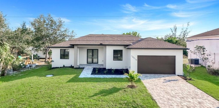 House in Port Charlotte, Florida 3 bedrooms, 160.35 sq.m. № 1724167
