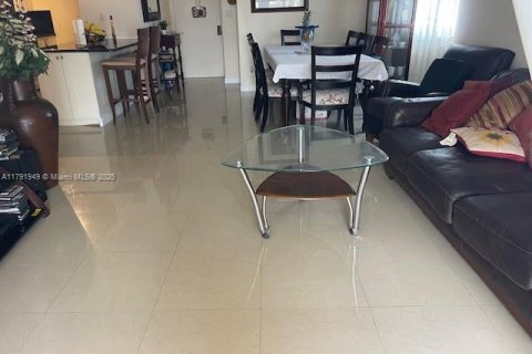 Condo in Hollywood, Florida, 2 bedrooms  № 1959173 - photo 10