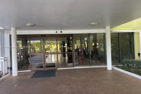 Condo in Hollywood, Florida, 2 bedrooms  № 1959173 - photo 3