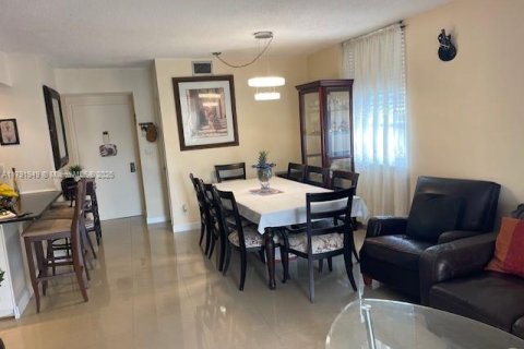 Condo in Hollywood, Florida, 2 bedrooms  № 1959173 - photo 7