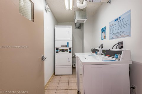 Copropriété à vendre à Hallandale Beach, Floride: 1 chambre, 68.84 m2 № 2088611 - photo 25