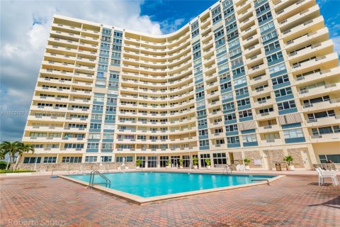 Copropriété à vendre à Hallandale Beach, Floride: 1 chambre, 68.84 m2 № 2088611 - photo 2