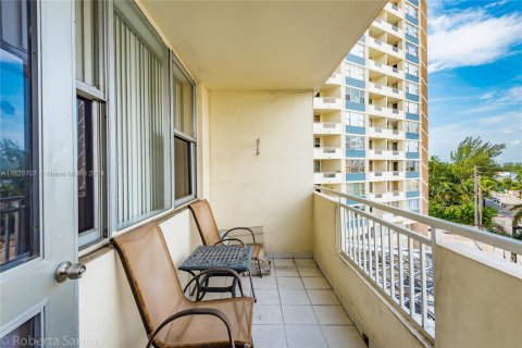 Copropriété à vendre à Hallandale Beach, Floride: 1 chambre, 68.84 m2 № 2088611 - photo 7