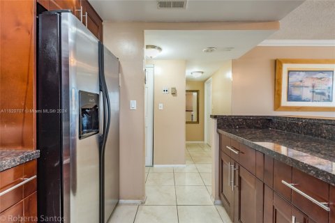 Copropriété à vendre à Hallandale Beach, Floride: 1 chambre, 68.84 m2 № 2088611 - photo 16