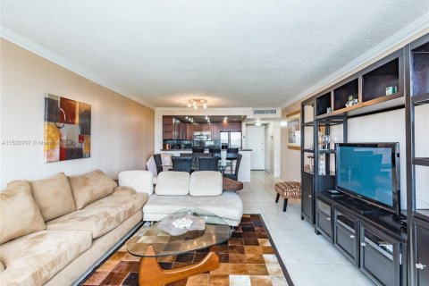 Copropriété à vendre à Hallandale Beach, Floride: 1 chambre, 68.84 m2 № 2088611 - photo 17