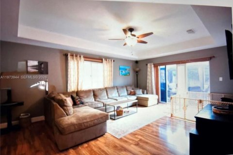 Casa en venta en Homestead, Florida, 3 dormitorios, 241.82 m2 № 2033444 - foto 11