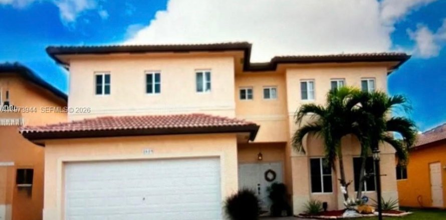 Дом в Хомстед, Флорида 3 спальни, 241.82м2 № 2033444