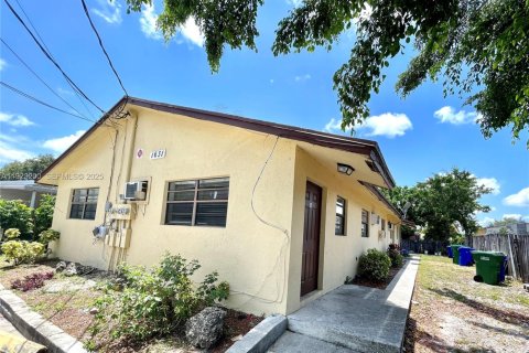 Villa ou maison à louer à Fort Lauderdale, Floride: 2 chambres, 181.16 m2 № 1976840 - photo 1