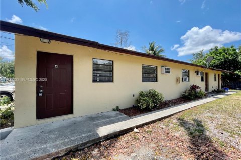Villa ou maison à louer à Fort Lauderdale, Floride: 2 chambres, 181.16 m2 № 1976840 - photo 2