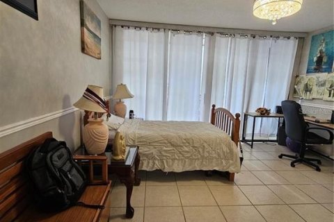 Apartment in Saint Petersburg, Florida 2 bedrooms, 119.84 sq.m. № 1908892 - photo 13