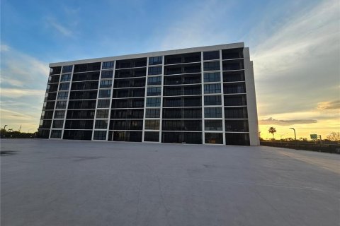 Apartment in Saint Petersburg, Florida 2 bedrooms, 119.84 sq.m. № 1908892 - photo 26