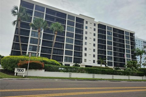 Apartment in Saint Petersburg, Florida 2 bedrooms, 119.84 sq.m. № 1908892 - photo 1