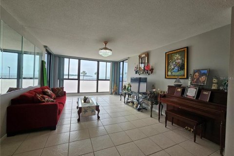 Apartment in Saint Petersburg, Florida 2 bedrooms, 119.84 sq.m. № 1908892 - photo 12
