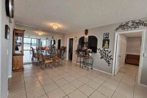 Apartment in Saint Petersburg, Florida 2 bedrooms, 119.84 sq.m. № 1908892 - photo 11