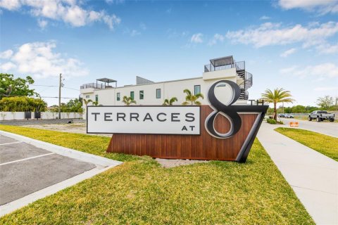 Townhouse in Saint Petersburg, Florida 3 bedrooms, 183.57 sq.m. № 2137641