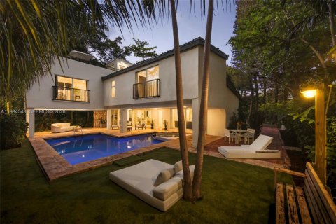 Дом в Майами, Флорида 4 спальни, 218.6м2 № 2048659
