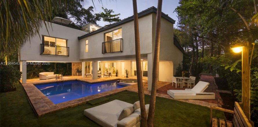 Дом в Майами, Флорида 4 спальни, 218.6м2 № 2048659