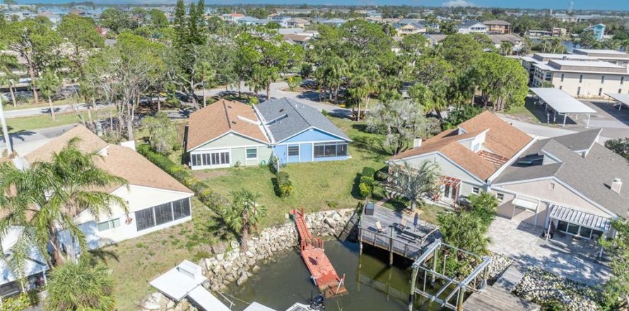 House in New Port Richey, Florida 2 bedrooms, 132.94 sq.m. № 2104378