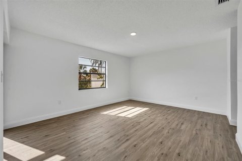 House in New Port Richey, Florida 2 bedrooms, 132.94 sq.m. № 2104378 - photo 17