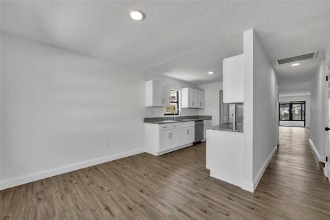 House in New Port Richey, Florida 2 bedrooms, 132.94 sq.m. № 2104378 - photo 16