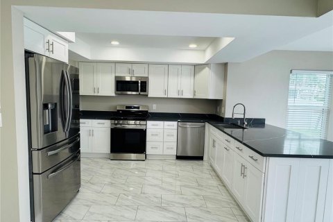 House in Saint Petersburg, Florida 3 bedrooms, 137.59 sq.m. № 1829207 - photo 7