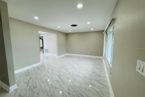House in Saint Petersburg, Florida 3 bedrooms, 137.59 sq.m. № 1829207 - photo 2