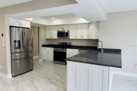 House in Saint Petersburg, Florida 3 bedrooms, 137.59 sq.m. № 1829207 - photo 4